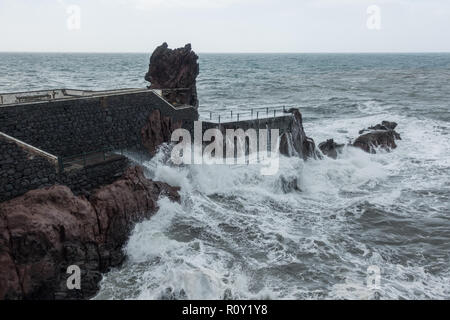 Vista di Ponta do Sol molo ponte in Madeira Foto Stock