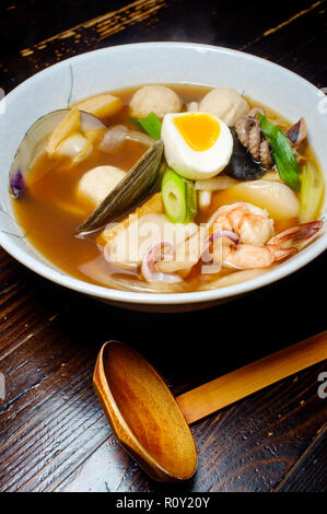 Il coreano Jjamppong kombu di pesce brodo ramen con calamari, cozze, fishcakes e gamberi Foto Stock