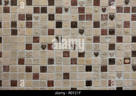 Mosaici quadrati con cuori e romantico di temi in Ponta do Sol Foto Stock