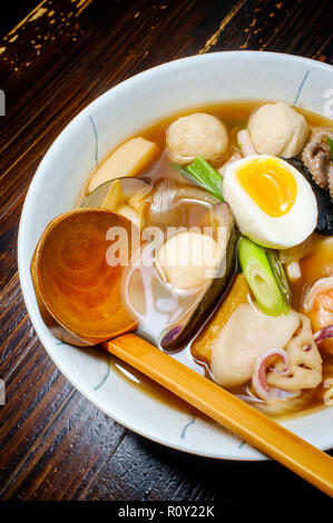 Il coreano Jjamppong kombu di pesce brodo ramen con calamari, cozze, fishcakes e gamberi Foto Stock