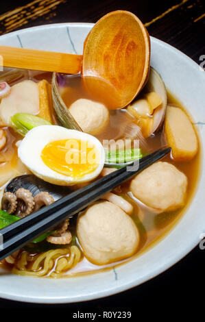 Il coreano Jjamppong kombu di pesce brodo ramen con calamari, cozze, fishcakes e gamberi Foto Stock