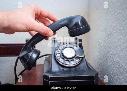 Vecchio vintage manopola telefono sulla scrivania in legno Foto Stock