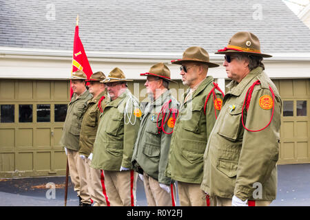 Membri della concordia batteria indipendente in attesa fuori la Dee funerali a casa prima della cerimonia per Medal of Honor reipient Thomas J. Hudner. Foto Stock