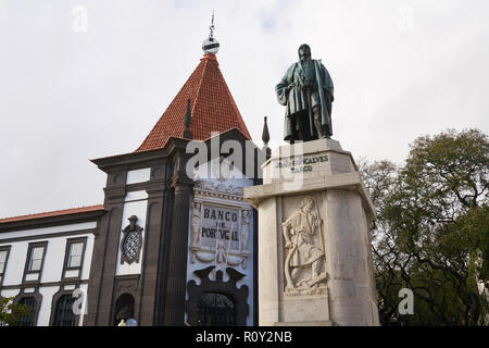 Statua del navigatore João Gonçalves Zarco in Funchal, Madeira con Banca del Portogallo sullo sfondo Foto Stock