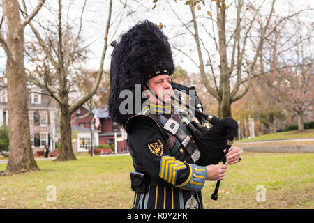 Bagpiper militare al corteo funebre per Medal of Honor destinatario capitano Thomas Hudner. Foto Stock