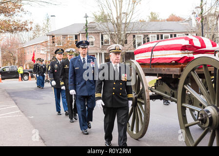 Militari corteo funebre al la parrocchia della Sacra Famiglia a Concord, messa per Medal of Honor destinatario capitano Thomas Hudner. Foto Stock