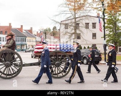 Militari corteo funebre al la parrocchia della Sacra Famiglia a Concord, messa per Medal of Honor destinatario capitano Thomas Hudner. Foto Stock