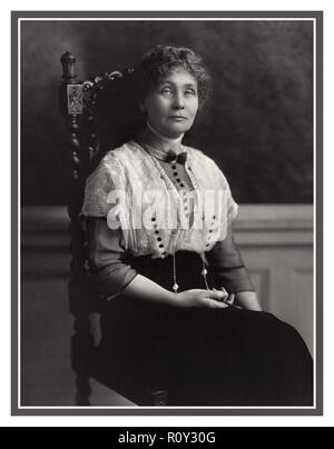 Emmeline Pankhurst Suffragette Ritratto 1913 (nata Goulden, 15 luglio 1858 – 14 giugno 1928) è stato un attivista politico britannico e leader del movimento per suffragette britannico che ha aiutato le donne a vincere il diritto di voto. Nel 1999 il nome Pankhurst è stato uno dei 100 più importanti del XX secolo, affermando che "ha plasmato un'idea di donna per il nostro tempo; ha scosso la società in un nuovo modello da cui non ci poteva essere ritorno". Foto Stock