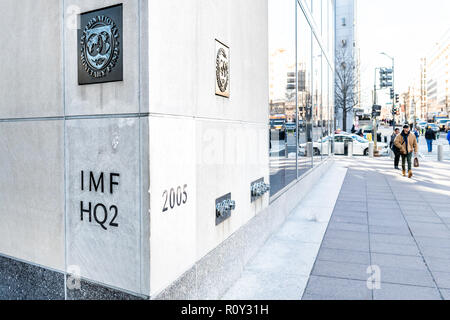 Washington DC, Stati Uniti d'America - 9 Marzo 2018: FMI ingresso con segno del Fondo Monetario Internazionale, logo, sede 2, due HQ2 con la gente che camminava sul sidew Foto Stock