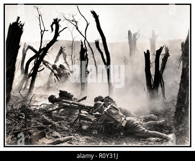 WW1 Mitragliatrice equipaggio dal quartier generale del reggimento Company, XXIII fanteria, sparando 37mm pistola durante un anticipo contro il tedesco posizioni consolidate nella Foresta delle Argonne 1918 Francia Guerra Mondiale 1 Prima guerra mondiale l'offensiva Meuse-Argonne (noto anche come battaglie del Meuse-Argonne e la campagna Meuse-Argonne) era una parte importante dell'ultima offensiva alleata della I Guerra Mondiale che si estendeva lungo tutto il fronte occidentale nella prima guerra mondiale o Grande Guerra (immagine elaborata per rivelare effetti originali e di qualità) Notevole stark immagine presa sotto il fuoco.. Foto Stock