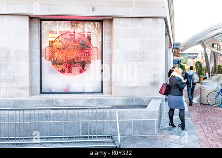 Washington DC, Stati Uniti d'America - 9 Marzo 2018: Dupont Circle con ciambelle Krispy Kreme ciambelle store strada segno, la stazione della metropolitana di e persone in inverno, SPR Foto Stock