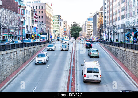 Washington DC, Stati Uniti d'America - 9 Marzo 2018: Connecticut Avenue strada in Dupont Circle Neighborhood con magazzini, negozi e automobili nel traffico in inverno anche Foto Stock