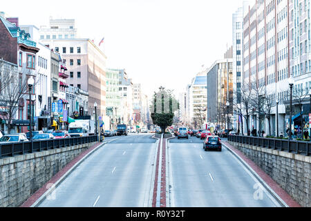 Washington DC, Stati Uniti d'America - 9 Marzo 2018: Connecticut Avenue durante il giorno, strada in Dupont Circle Neighborhood con magazzini, negozi e automobili nel traffico in Foto Stock