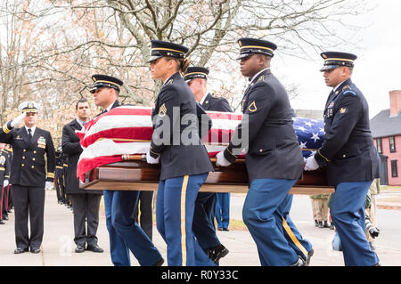 La squadra militare di onore funerale della Guardia Nazionale dell'Esercito del Massachusetts porta la bara drappeggiato bandiera del vincitore della Medaglia d'onore Capt. Thomas Hudner. Foto Stock