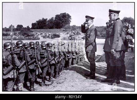 INVASIONE NAZISTA OCCUPAZIONE DELLA POLONIA Adolf Hitler saluta le truppe della Wehrmacht in marcia mentre avanzano per invadere Września la Polonia il 10 settembre 1939 invasione della Polonia che precipitò la seconda guerra mondiale del 1939-09 Foto Stock