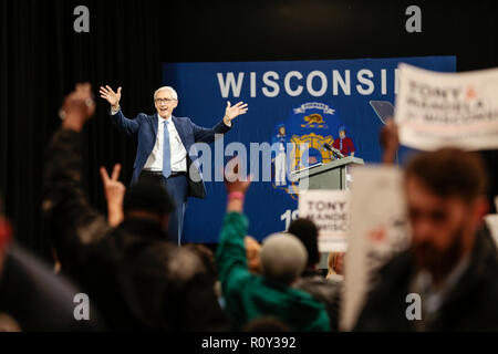 Wisconsin candidato Gubernatorial Tony Evers passeggiate sul palco in una campagna democratica rally prima della valutazione intermedia delle elezioni in ottobre 2018. Foto Stock