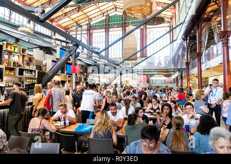 Firenze, Italia - 30 agosto 2018: interno, all'interno, interni di Firenze Centrale Mercato, al mercato centrale con la folla di gente seduta su sedie da tabl Foto Stock