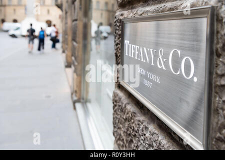 Firenze, Italia - 31 agosto 2018: lato un ampio angolo di visione di Tiffany & Co New York 1837 store, negozio boutique in Firenze per la vendita di gioielli con street, ro Foto Stock
