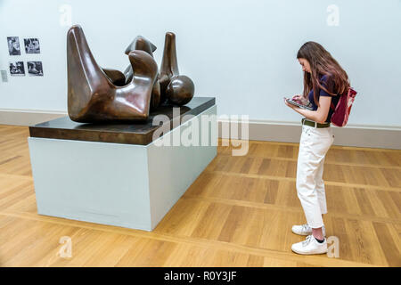 Londra Inghilterra, Regno Unito, Westminster Millbank, Tate Britain, museo d'arte all'interno della galleria d'interni, scultura di Henry Moore, modello per tre pezzi n. 3: Vertebre 19 Foto Stock