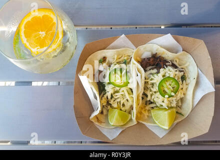 Due tradizionali tacos in un cestello. Infusione di acqua sul lato. autentica tacos messicano Foto Stock