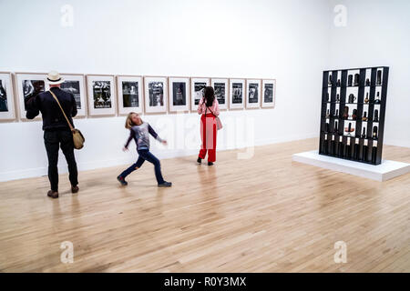 Londra Inghilterra,Regno Unito,Regno Unito Gran Bretagna,Westminster,Millbank,Tate Britain museo d'arte,interni,gallerie,scultura,Donald Foto Stock