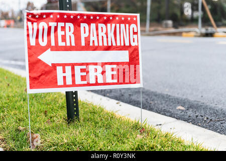 Parcheggio degli elettori qui segno a scuola federale nazionale elezione di polling station con la freccia sul marciapiede, strada, nessuno, colore rosso Foto Stock