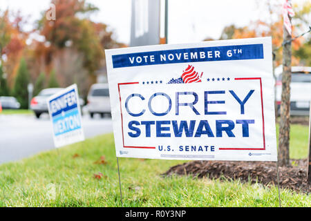 Herndon, Stati Uniti d'America - 6 Novembre 2018: democratica, voto repubblicano, elezione, segni di voto ad alta scuola stazione di polling per il candidato, candidato Corey Stewa Foto Stock