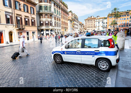 Roma, Italia - 4 Settembre 2018: le piccole auto della polizia parcheggiato sulla strada, strada in Piazza di Spagna con la vecchia, antico, antica architettura, edilizia, persone Foto Stock