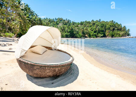 Cabana sulla spiaggia tropicale, Bang Tao, Phuket, Tailandia Foto Stock