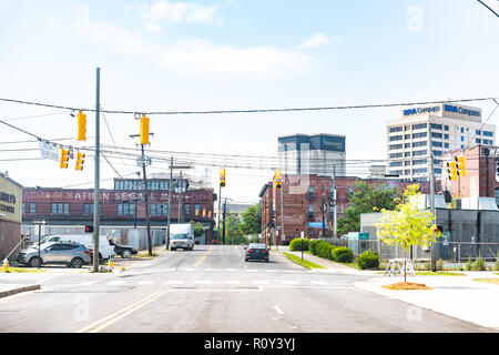 Montgomery, Stati Uniti d'America - 21 Aprile 2018: strada durante il giorno nella capitale città in Alabama, automobili nel traffico, skyline cityscape Foto Stock