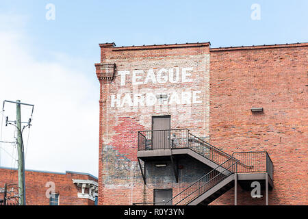 Montgomery, Stati Uniti d'America storico edificio in mattoni Teague Hardware su strada durante il giorno nella capitale Alabama città vecchia scalinata, vintage retrò esterno Foto Stock