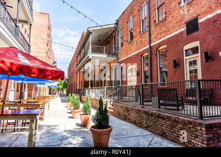 Montgomery, Stati Uniti d'America - 21 Aprile 2018: edifici in mattoni ristorante sul vuoto Alley Street durante la giornata nella capitale Alabama città nel centro di città vecchia Foto Stock