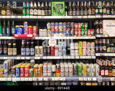 BANGKOK IN THAILANDIA - 27 ottobre: rack di birra molti marchi sul piedistallo del supermercato. Varie bottiglie e lattine di Thailandia e birre internazionali Foto Stock