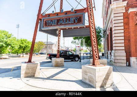 Montgomery, Stati Uniti d'America - 21 Aprile 2018: segno per Alley su strada durante il giorno nella capitale Alabama città nel centro di città vecchia storica Foto Stock