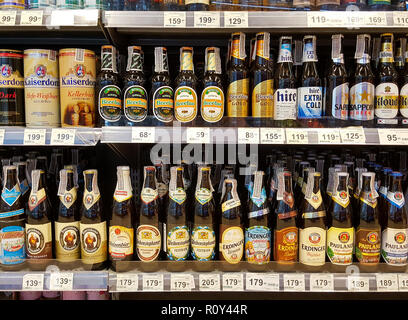 BANGKOK IN THAILANDIA - 27 ottobre: rack di birra molti marchi sul piedistallo del supermercato. Varie bottiglie e lattine di Thailandia e birre internazionali Foto Stock