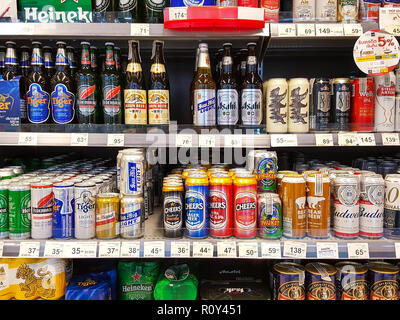 BANGKOK IN THAILANDIA - 27 ottobre: rack di birra molti marchi sul piedistallo del supermercato. Varie bottiglie e lattine di Thailandia e birre internazionali Foto Stock