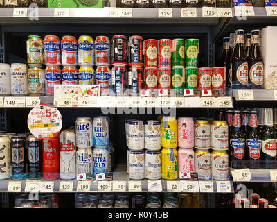 BANGKOK IN THAILANDIA - 27 ottobre: rack di birra molti marchi sul piedistallo del supermercato. Varie bottiglie e lattine di Thailandia e birre internazionali Foto Stock