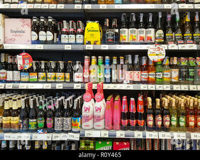 BANGKOK IN THAILANDIA - 27 ottobre: rack di birra molti marchi sul piedistallo del supermercato. Varie bottiglie e lattine di Thailandia e birre internazionali Foto Stock