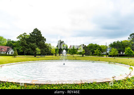 LeGrande park in Montgomery, Stati Uniti d'America durante il verde primavera soleggiata in Alabama città capitale durante la giornata con fontana di acqua di irrorazione del flusso fino, nessuno Foto Stock