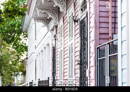 New Orleans, STATI UNITI D'AMERICA Old Street Historic District in Louisiana famosa città, rosa casa dipinta parete ingresso colorati, edificio nessuno sul marciapiede Foto Stock