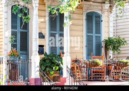 New Orleans, Stati Uniti d'America - 22 Aprile 2018: il vecchio Dauphine street Historic District in Louisiana famosa città, viola casa dipinta parete ingresso colorati, Foto Stock