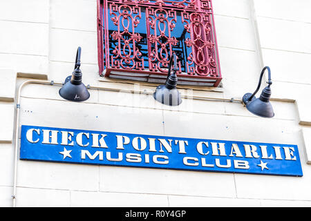 New Orleans, Stati Uniti d'America - 22 Aprile 2018: francesi street in Louisiana paese, città, immobile, segno closeup per Check Point Charlie Music Club Foto Stock