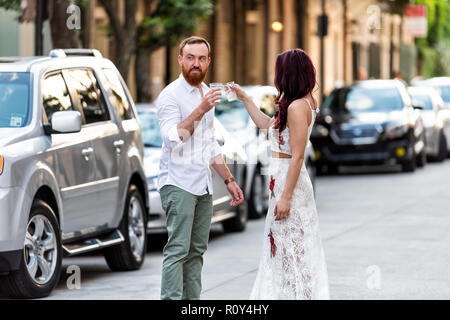 New Orleans, Stati Uniti d'America - 22 Aprile 2018: Downtown old town street in Louisiana famosa città, primo piano della coppia romantica persone, uomo e donna con drin Foto Stock