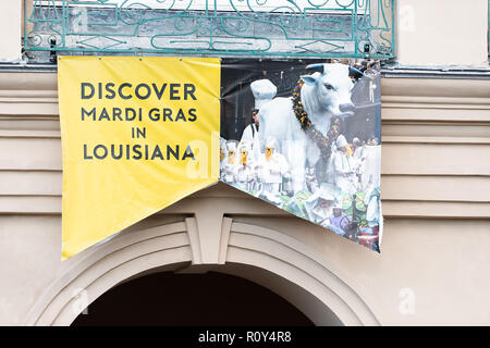 New Orleans, Stati Uniti d'America - 22 Aprile 2018: il centro città vecchia chartres street in Louisiana famosa città, Jackson Square, primo piano del Mardi Gras segno Foto Stock