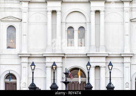 New Orleans, STATI UNITI D'AMERICA Chartres Street in Louisiana famosa città con ingrandimento di St Louis chiesa cattedrale basilica, lampade, bandiere Foto Stock