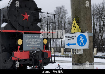 Motore sovietico. L'iscrizione russo "dnovskikh di operai ferroviari è stabilita in onore del rivoluzionario, combattimenti e tradizioni del lavoro". Ro Foto Stock