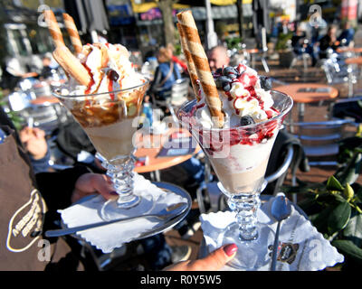 Hannover, Germania. 07 Nov, 2018. Anna serve gelati sundaes sulla terrazza della Venezia gelateria nel centro della città di minore capitale della Sassonia. Il termometro in parti della Bassa Sassonia è di origine poco al di sotto di 20 gradi centigradi in questo giorno di autunno caldo. Credito: Holger Hollemann/dpa/Alamy Live News Foto Stock