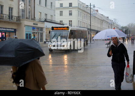 Leamington Spa Warwickshire. Il 7 novembre 2018. Leamington Spa Warwickshire, Inghilterra, Regno Unito. Shoppers brave la heavy rain in parata in Leamington Spa centro città. Credito: Colin Underhill/Alamy Live News Foto Stock