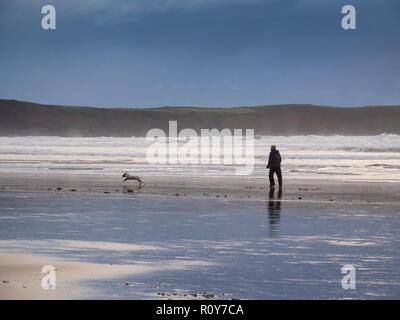 Woolacombe Devon UK. 7 Nov 2018. Gli scuotipaglia per godersi la spiaggia come aria di tempesta sull Oceano Atlantico come una serie di pesanti rovesci con forti venti pastella il West Country nel mutevole clima autunnale. Credito: Julian Eales/Alamy Live News. Foto Stock