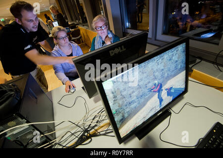 Hannover, Germania. 07 Nov, 2018. Le madri Christine Hippchen (r) e Kerstin Sohst giocare il gioco per computer Counter-Strike con lo scienziato di computer Oliver Jathe a un LAN party per i genitori. L'immersione intensiva dei bambini e degli adolescenti nel gioco virtuale mondo spesso conduce ad argomenti nelle famiglie. La Landesstelle Jugendschutz Niedersachsen (LJS) ha pertanto organizzato un LAN party per i genitori a cui i genitori possono informarsi sui giochi per computer come Fortnite e Counter-Strike. Credito: Julian Stratenschulte/dpa/Alamy Live News Foto Stock